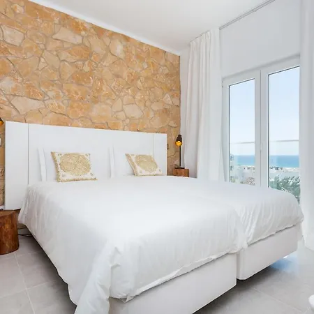 Our House בית הארחה 3*