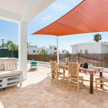 בית הארחה Our House 3*